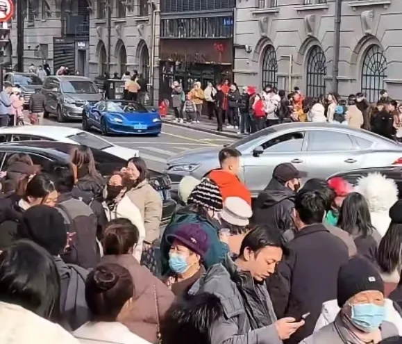 韩国人来上海旅游打卡，结果上海的豪车炫酷武康路！更有一些网红闻味挤在武...