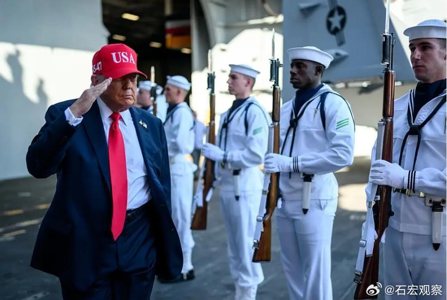 美国总统老特如今在访问日本，而他在前往日本途中，在总统专机上接受媒体采...