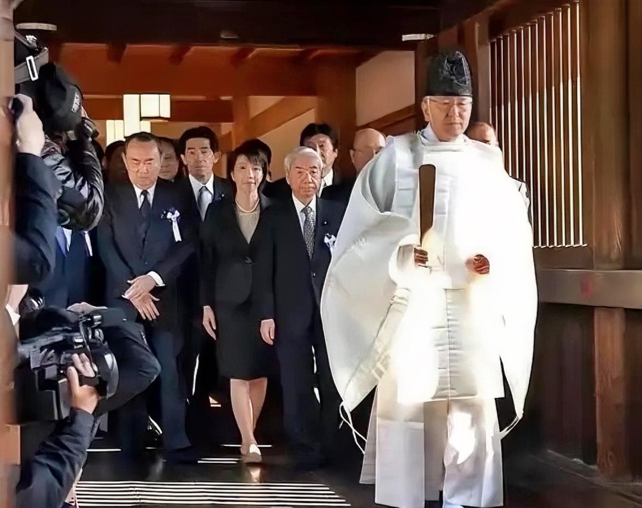 计划彻底落空！
就在世界各国还在想高市早苗会不会参拜靖国神社的时候，却不想靖国神