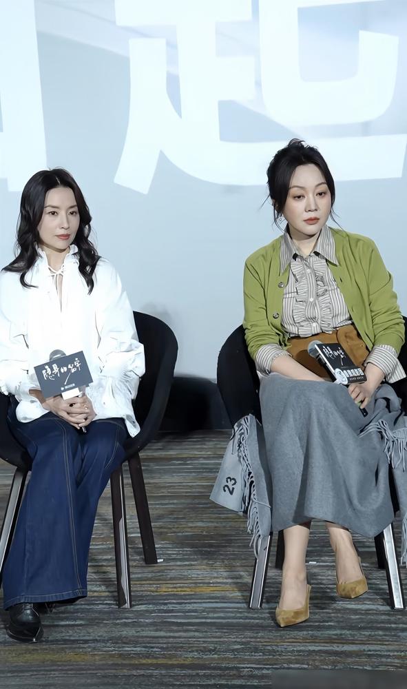 董洁用上万的衬衫撑场子，旁边闫妮一件绿毛衣，直接把她干沉默了
董洁用上万的衬衫撑