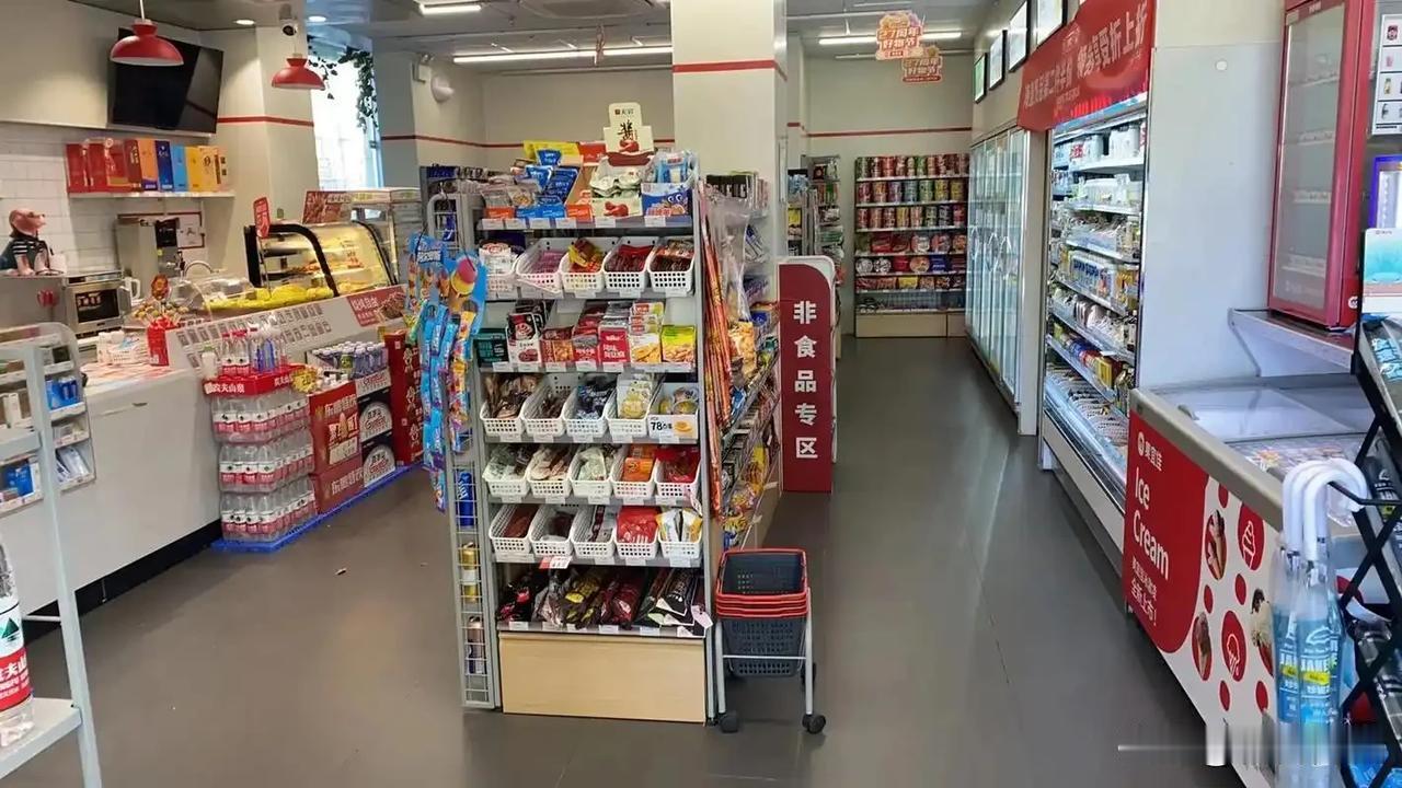 我们小区楼下有个小便利店，平时买瓶水、拿包烟都很方便，老板娘人也挺好说话的。她今