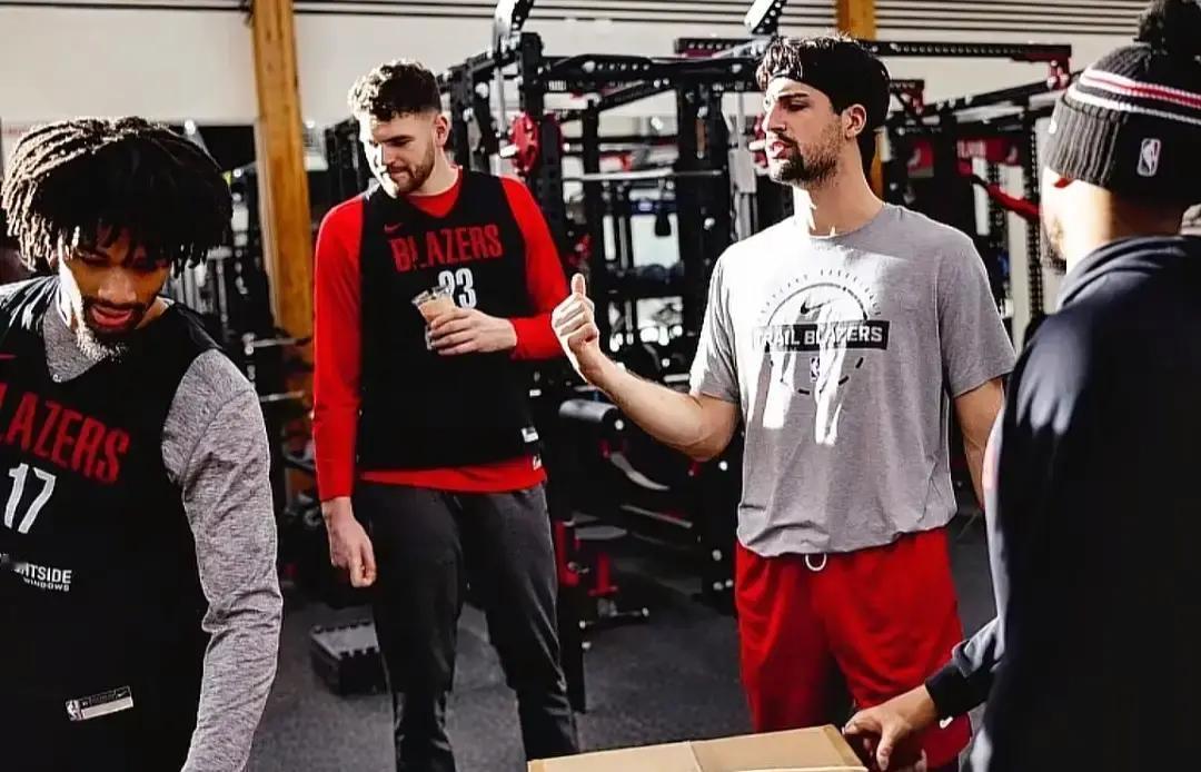 冰箱砸更衣室，阿夫迪亚抢头条！
 
开拓者今天全队收到同款大冰箱，门一开全是能量