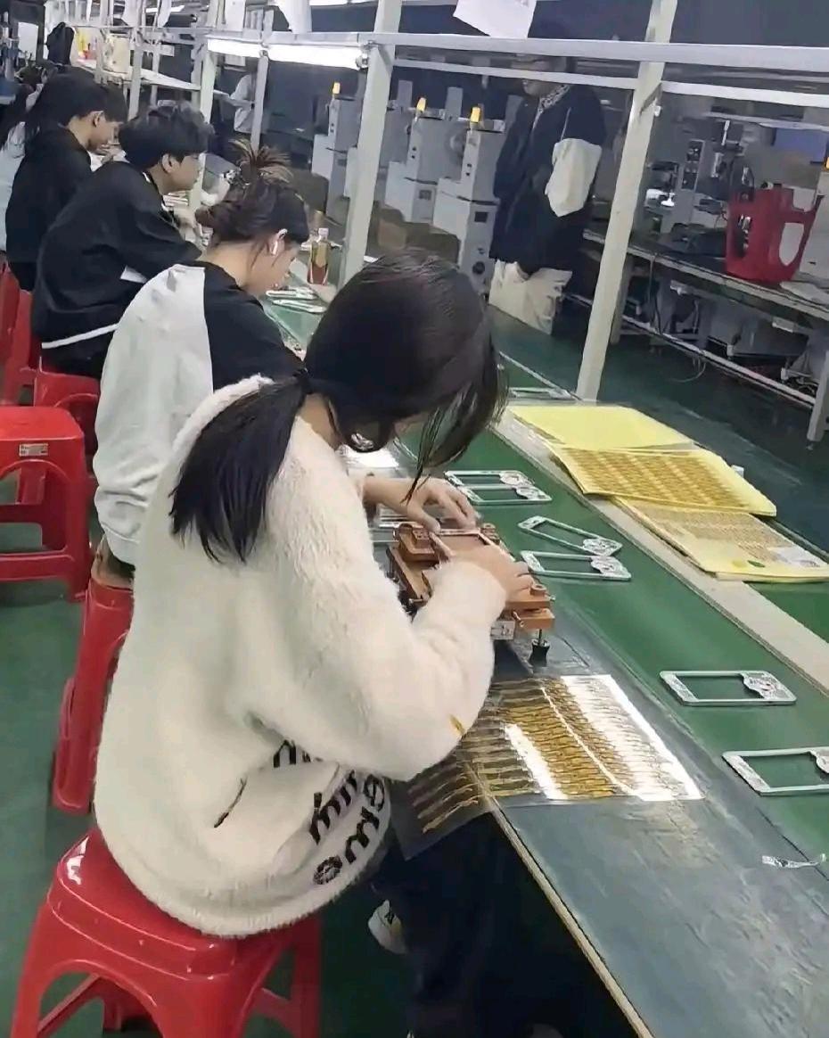 同事家女儿本科毕业，英语专四专八全都考过，是从小就很听话的孩子。
家里父母省吃俭