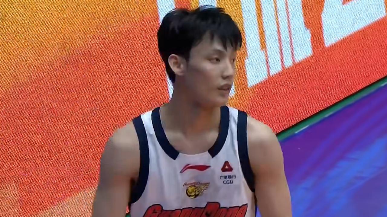 广东102-54四川男篮！
全队六人得分上双，正负值最高是他！
昔日冠军32连败