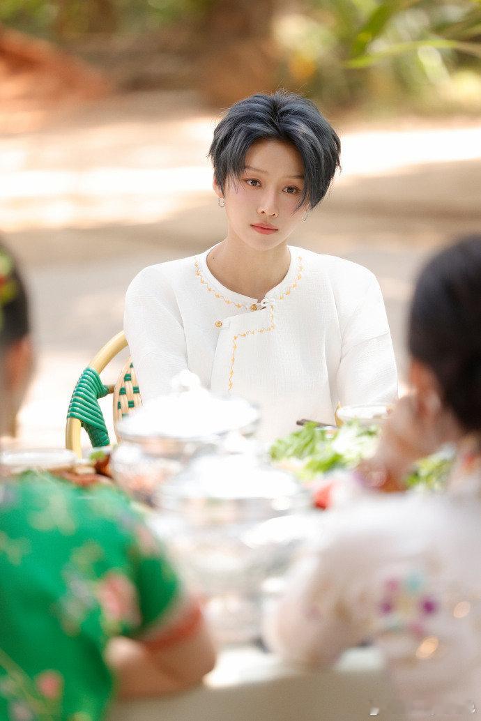 刘雨昕从全世界的名场面路过音你而来游戏环节爆笑拉满！刘雨昕喜提夹心体验，小鬼周震