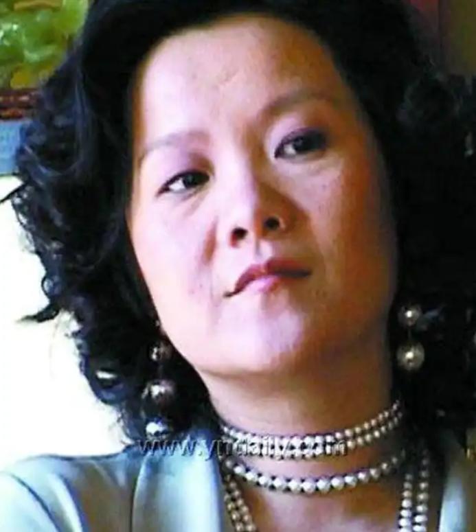 洪晃在圈里是出了名的嘴毒，最近她直接把一个叫张景儿的漂亮姑娘的老底给掀了。这姑娘