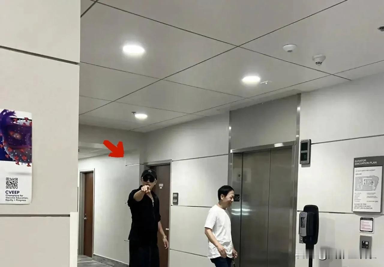 网友美国偶遇黄子韬。不得不说、就钱就是有底气！一付老子有钱有种单挑的架式。