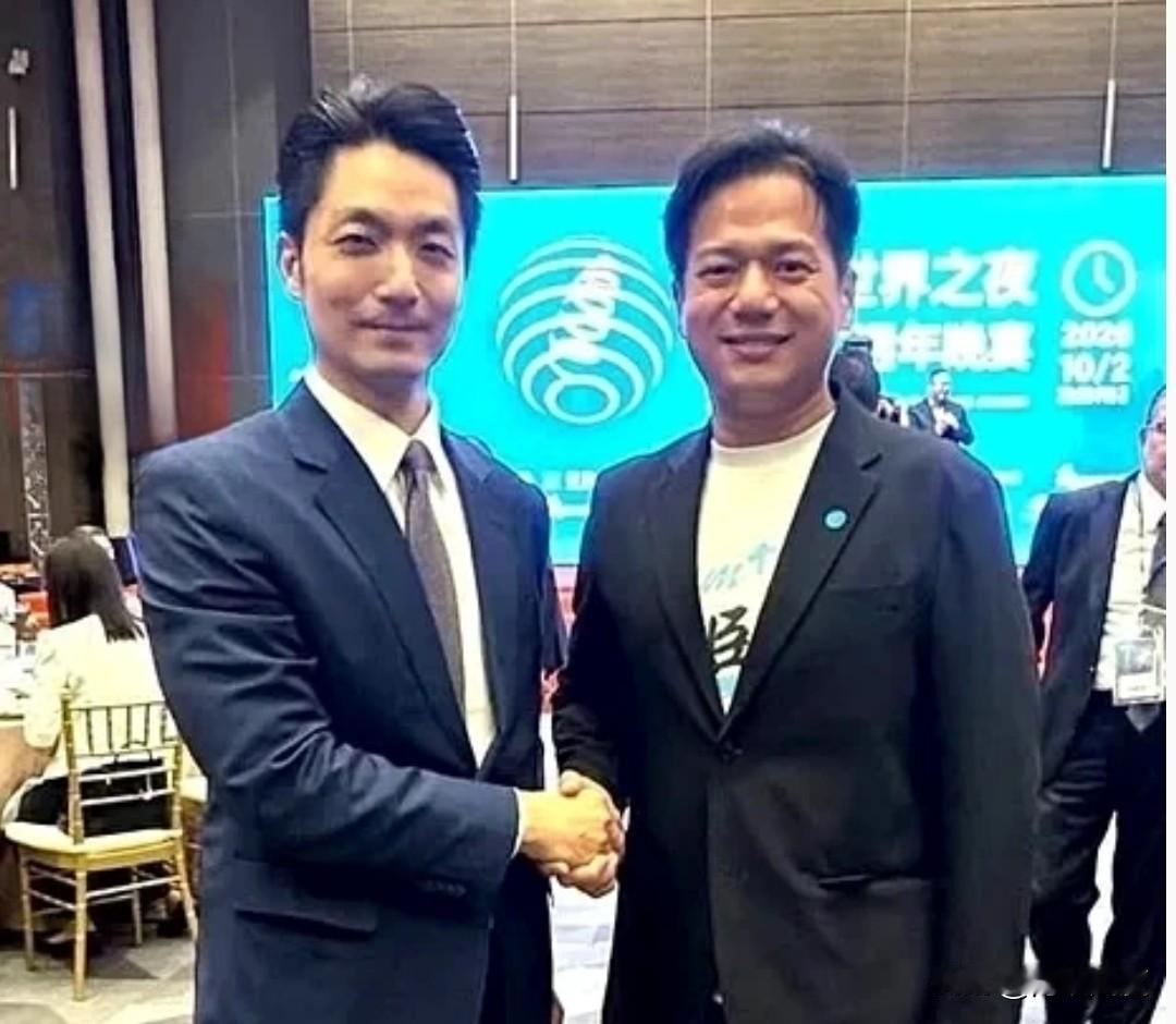 蒋万安与邱臣远这场不是刻意，但是对两人都特别需要的同框来得恰到好处！

这次意外