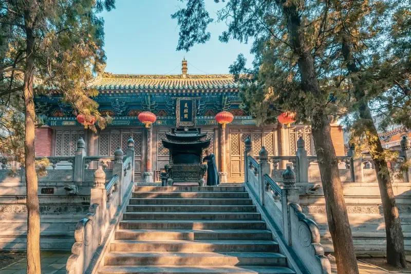 释永信可能只是冰山一角。到外地去玩，听闻当地人讲他们寺庙的和尚，“那都是上班的，