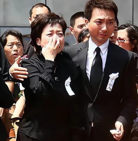 2000年，康辉和刘雅洁结婚了。婚后他们约定不要小孩，没想到正是这个丁克决定，让