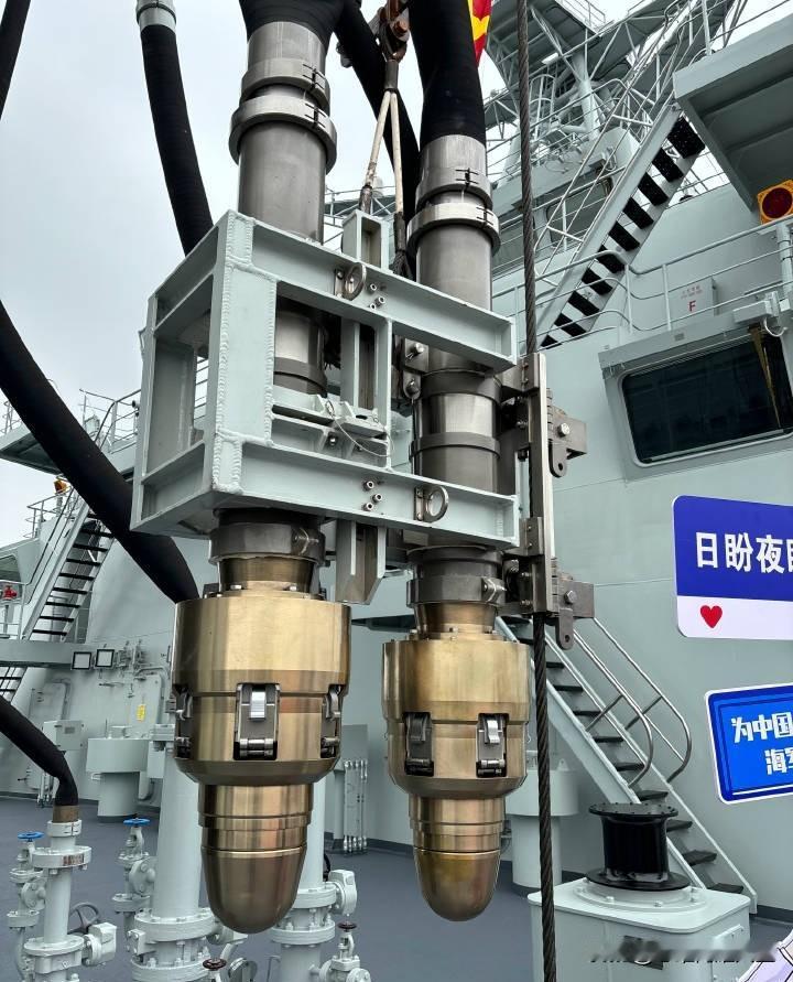 咱们新批次903A型补给舰的燃油接头（图一所示），从图二903A早期型的单个接头