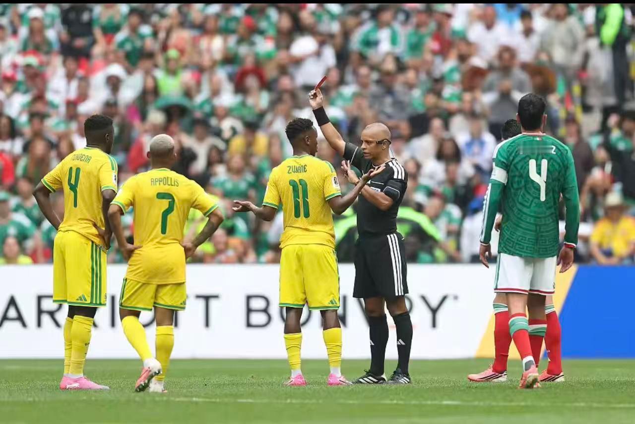 墨西哥2-0南非世界杯揭幕战3张红牌 全场比赛结束，墨西哥以2球优势拿下开门红。