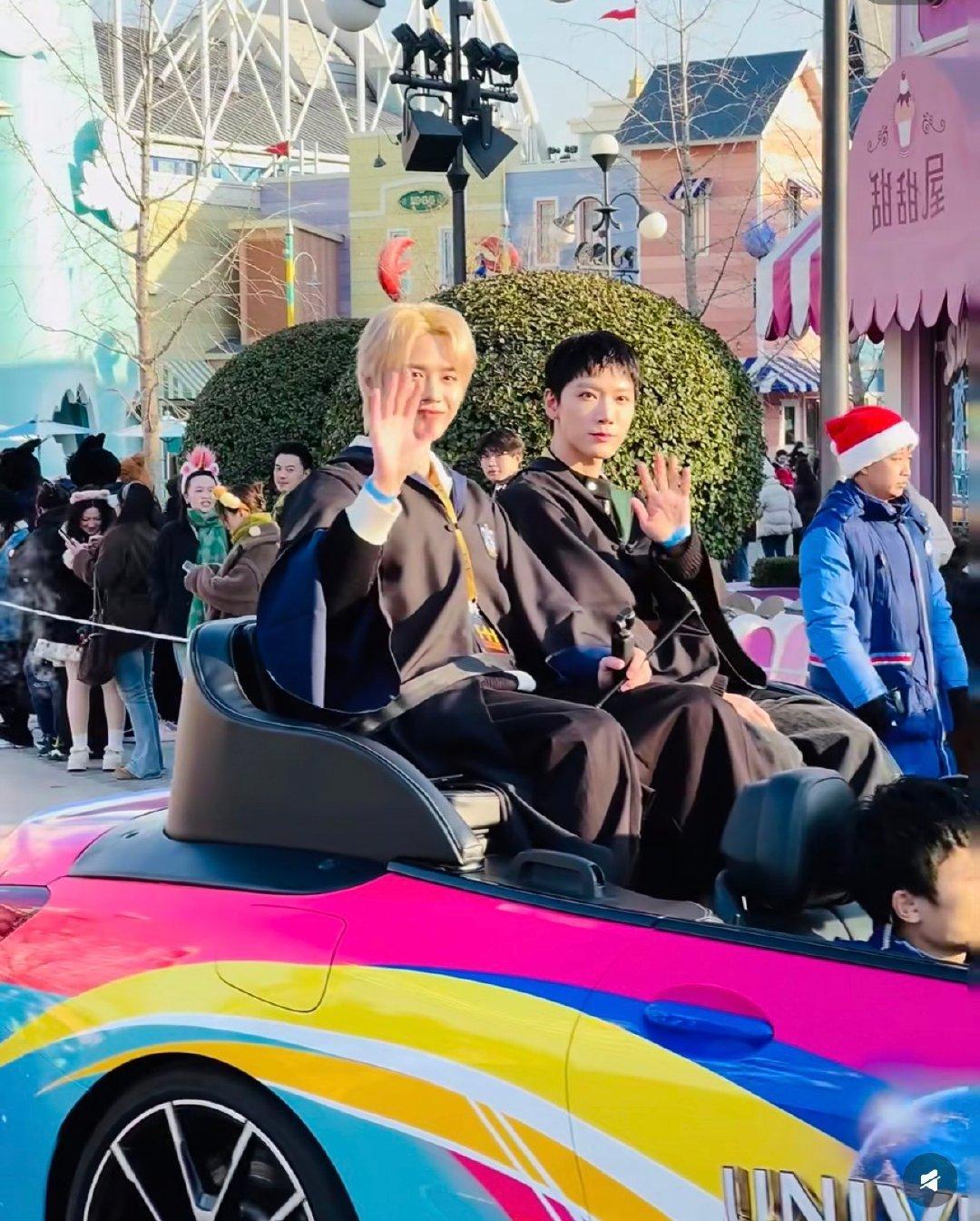 刘扬扬肖俊现身北京环球 网友偶遇刘扬扬肖俊带妆出现在北京环球！还和路过的粉丝打招