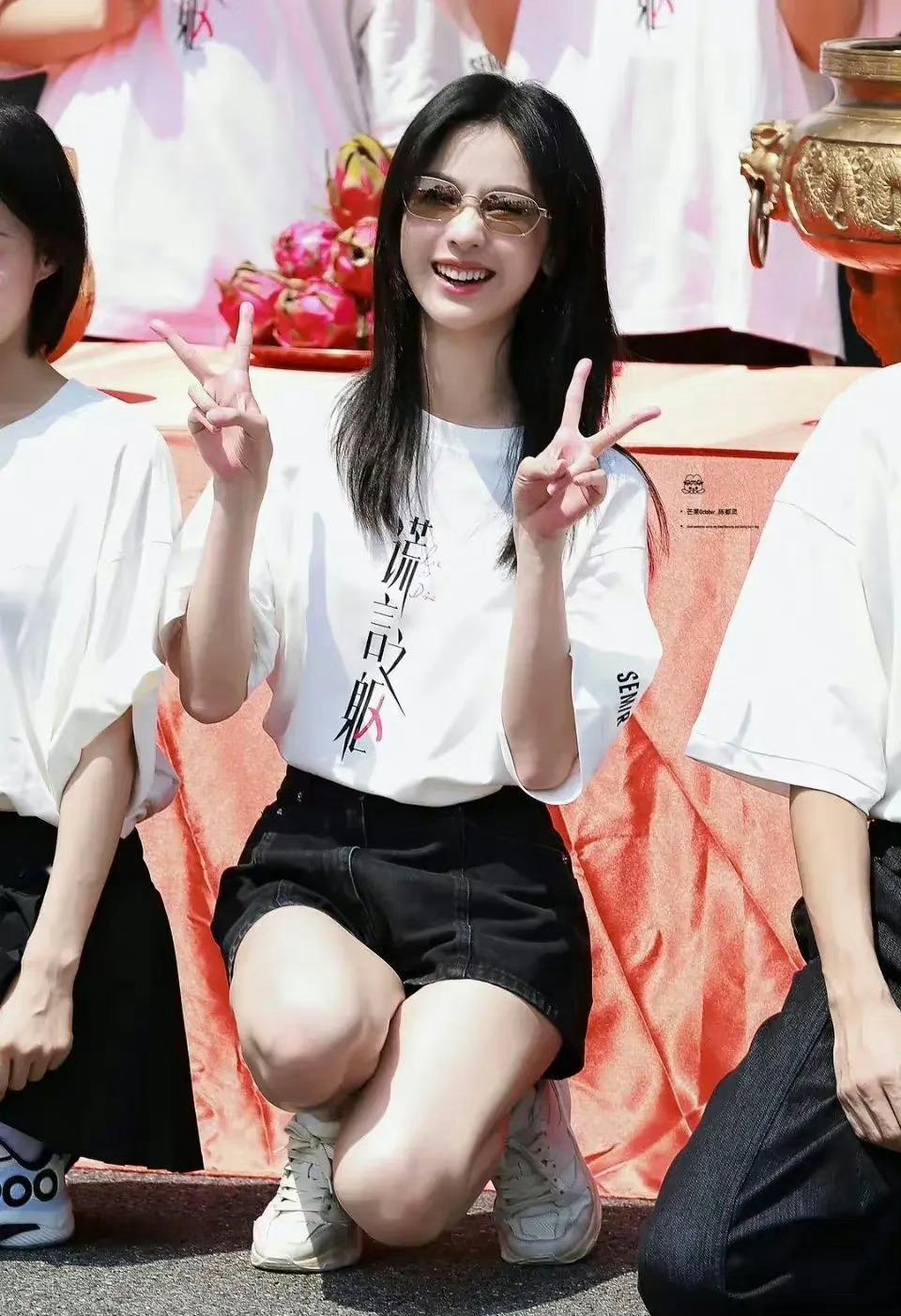 这到底是陈都灵还是杨紫，戴上墨镜完全看不出来了 ​​​