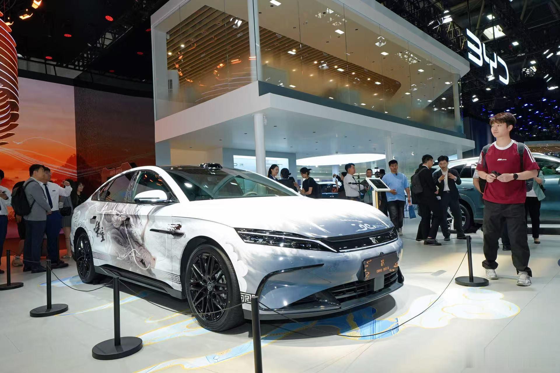 北京车展E3馆这次直接成了比亚迪的专属秀场啊，一整个大馆全包了。王朝、海洋、方程