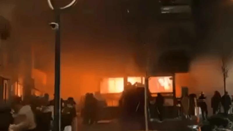 【瑞士滑雪胜地酒吧发生爆炸，多人死亡】（BBC）警方称，瑞士滑雪胜地克莱恩-蒙塔