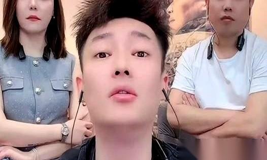 主播宇文泡的直播间，飘过一条扎心的评论：“等你没用了，手底下的人就都跑了。”
他