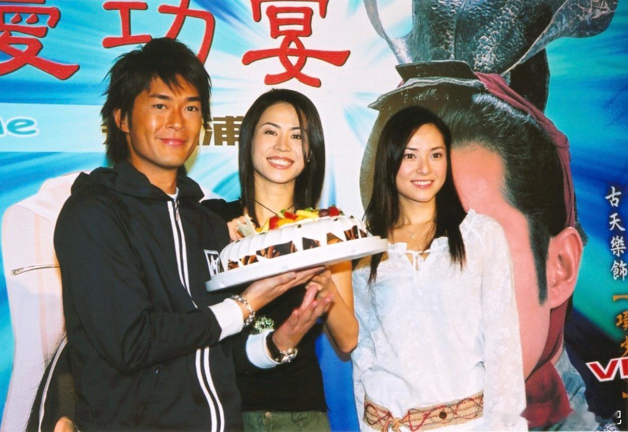 2002年8月19日，《寻秦记》庆功宴上的古天乐、宣萱、郭羡妮。 ​​​
