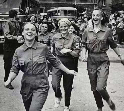 二战后苏联姑娘太多，不好找对象，政府想出个实在招儿，解决了大问题。
 
麻烦看官