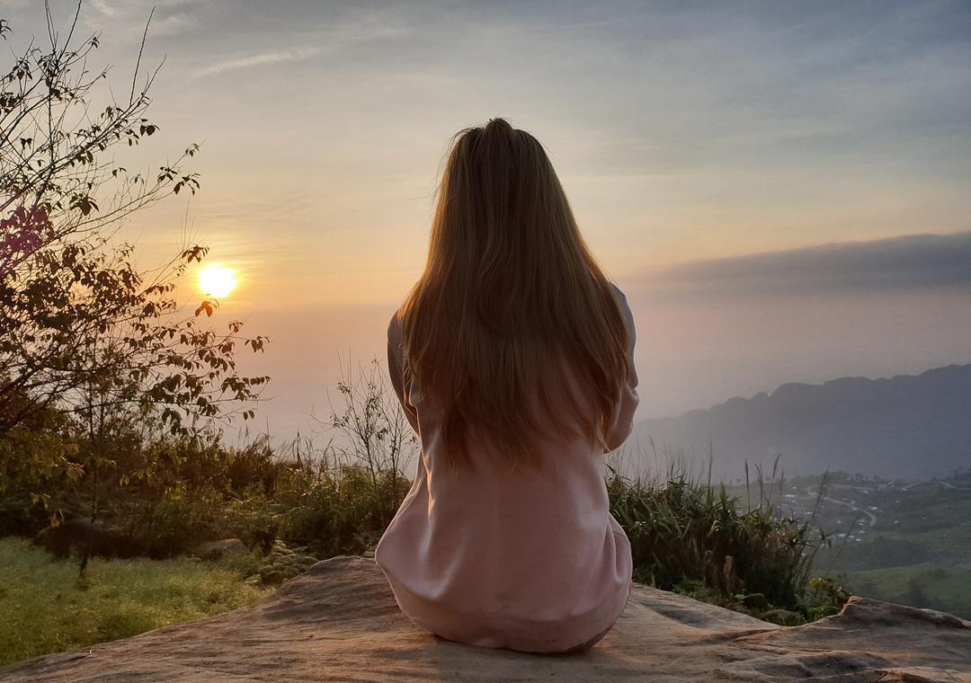 非常治愈的一段话：“人只有在不爱任何人的时候，才会情绪稳定。当你不喜欢任何人的时