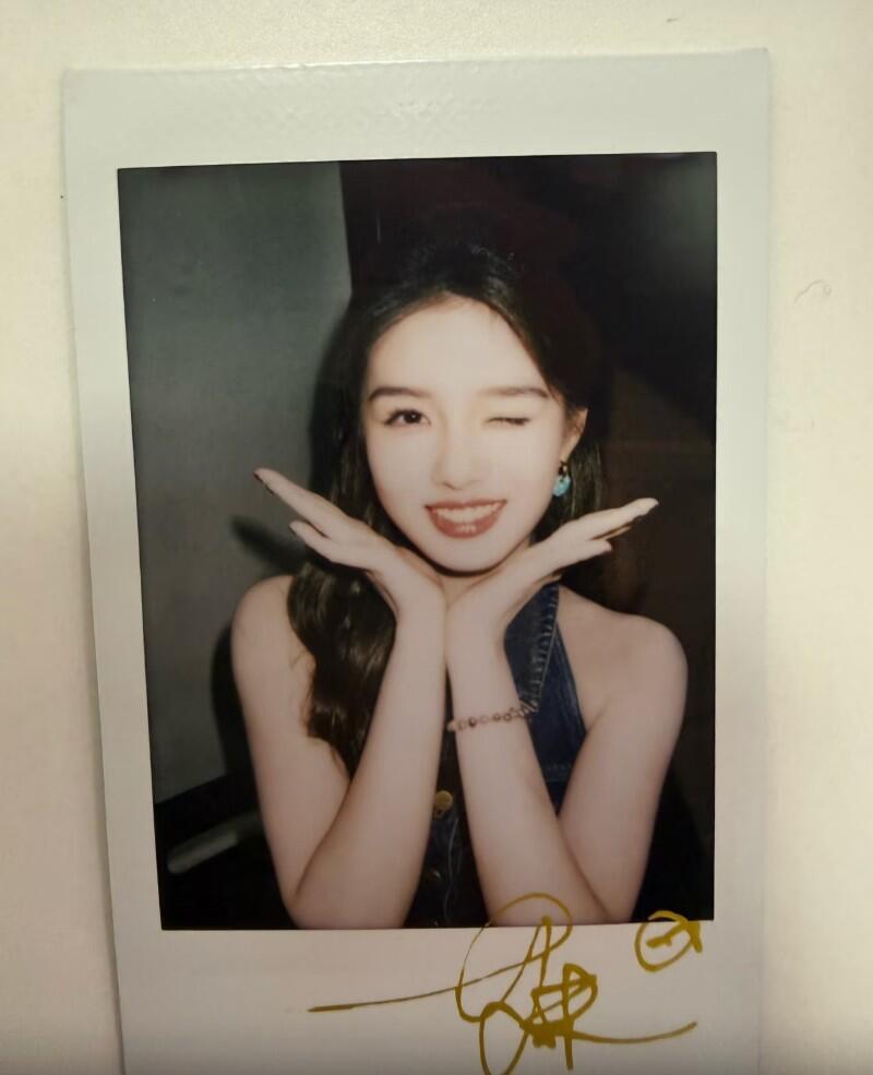萧猫钓鱼合照拍立得再+2 🥰🥰侯明昊模仿艾米嘟嘴