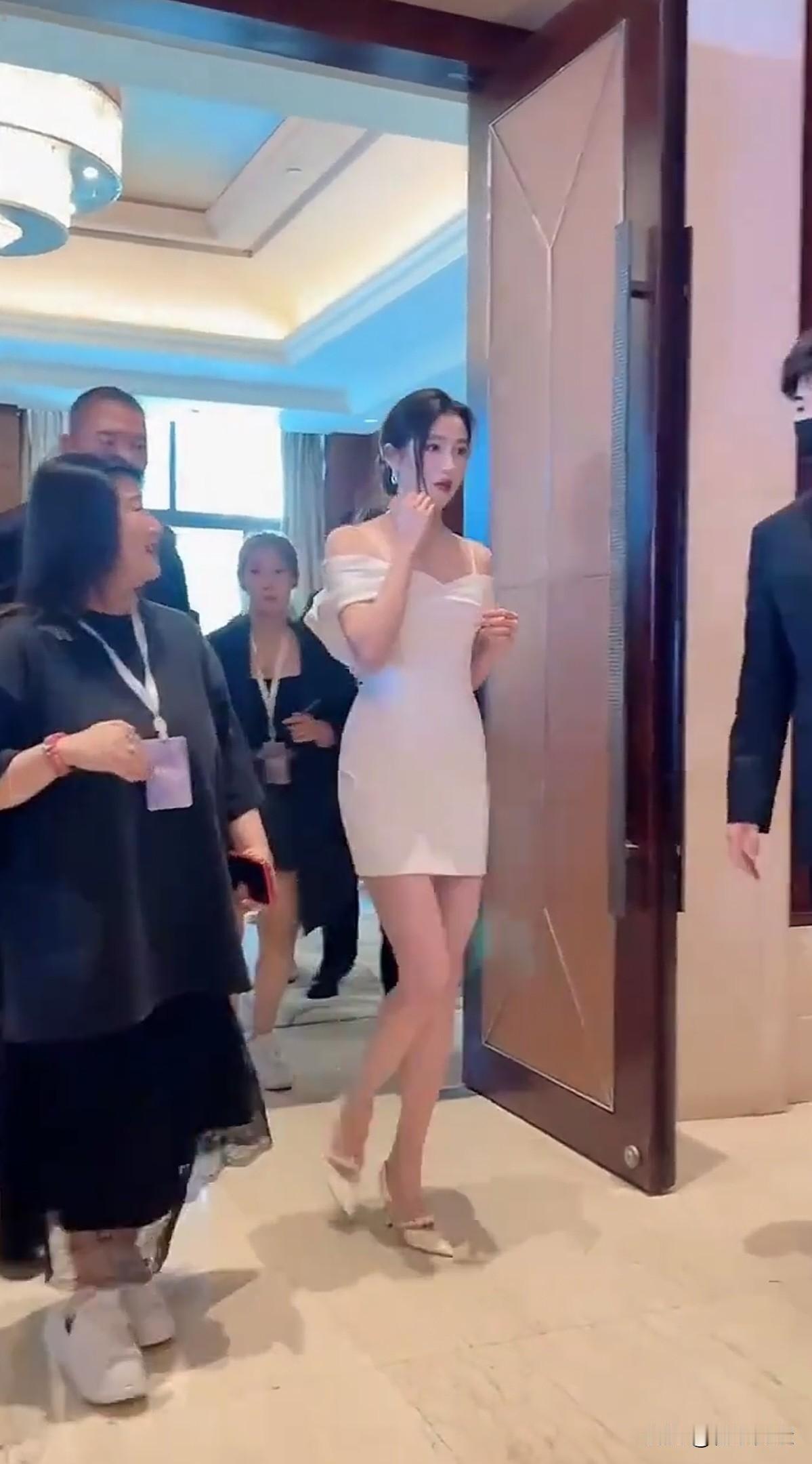 关晓彤，再也不是当年《家有儿女》中的小女孩了。亭亭玉立，身材高挑匀称，颇有女神之
