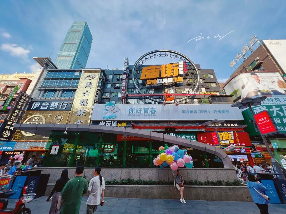 湖南长沙这条著名的步行街，美食众多，游客都来打卡，每天人山人海？

说到现在国内