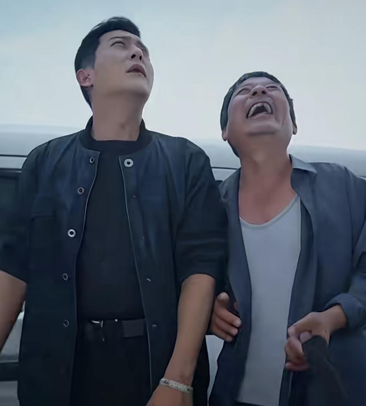 老丈人只是让女婿
去银行取20万的彩礼
怎料，他去带的老丈人去抢银行，看他取钱还