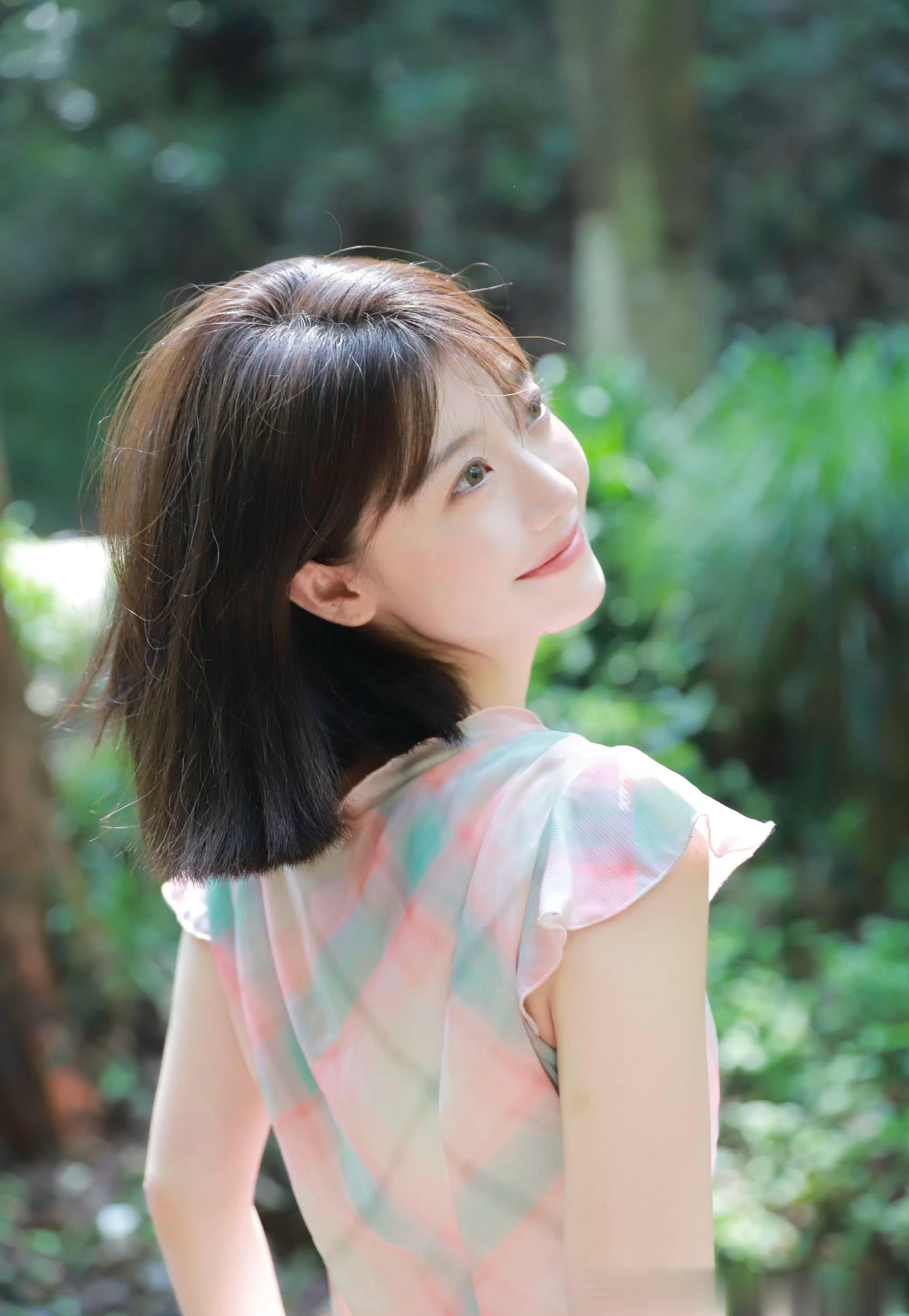 诗意长江：岁月中命运的漂泊杜甫：无边落木萧萧下，不尽长江滚滚来。李白：两岸猿声啼