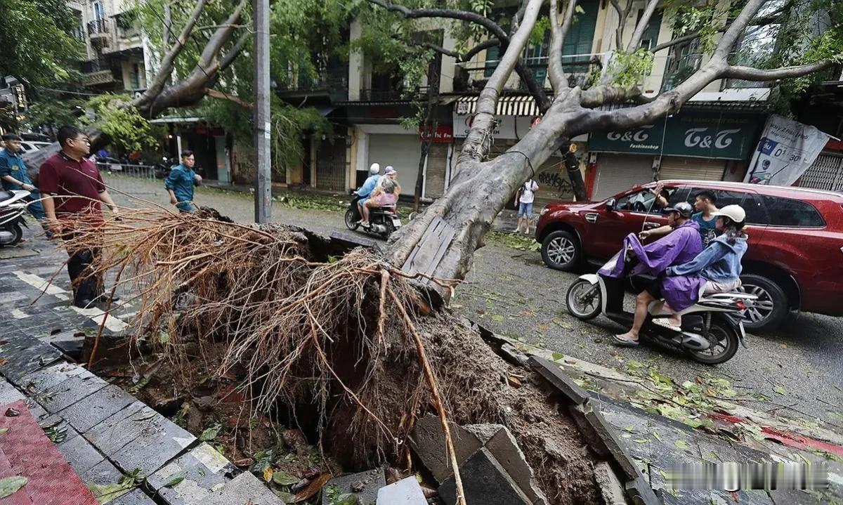 30年来最恶劣的台风导致越南71人死亡、失踪…铁桥倒塌
