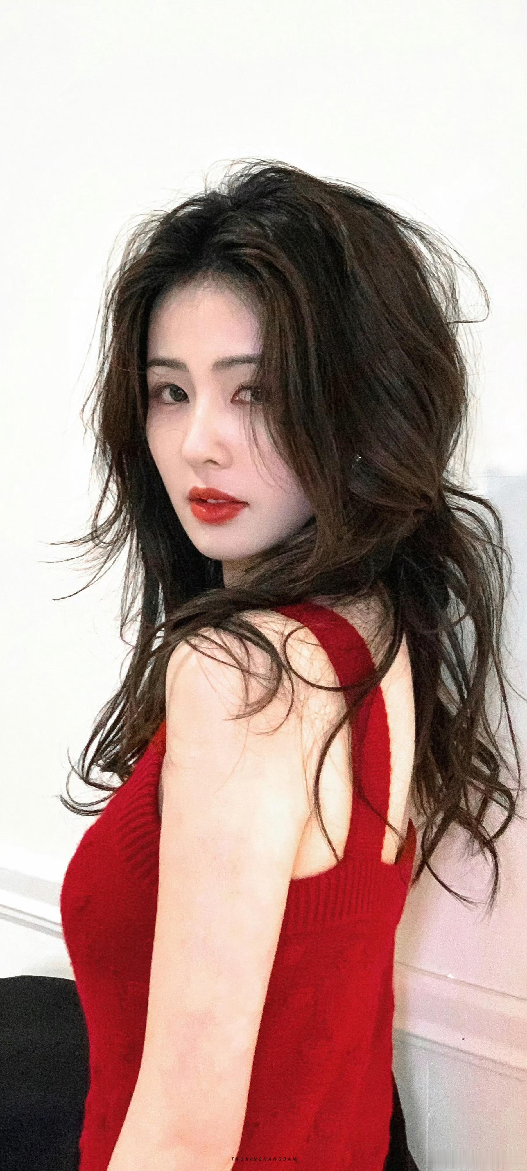 我以为的王韵娜，不说百分百还原吧至少类似，收起你那劣质的短发以及脏兮兮的妆容，换