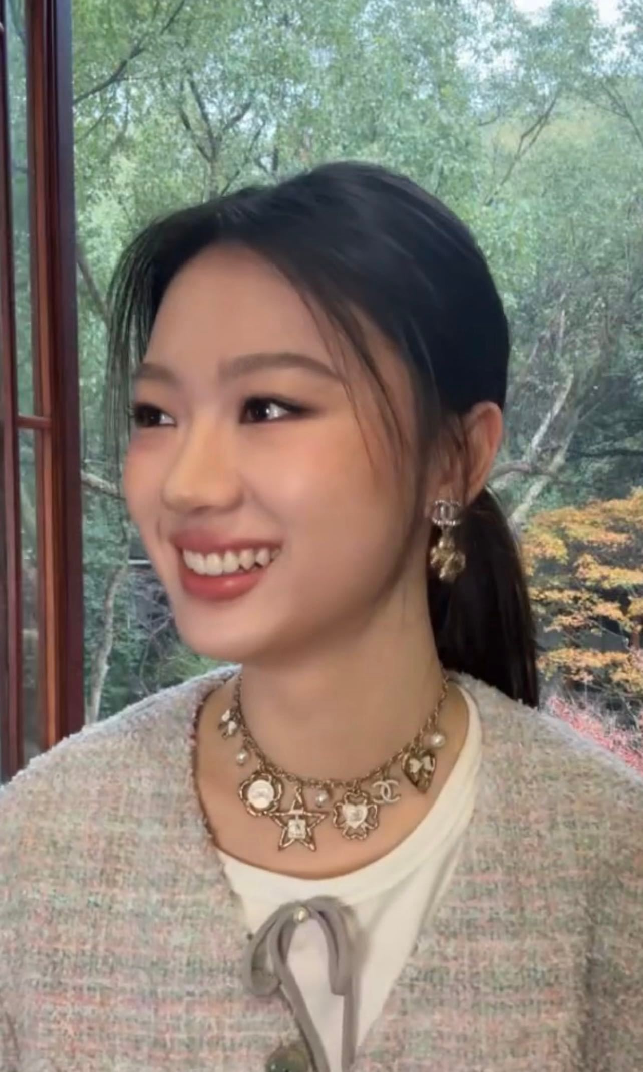 香奈儿在杭州  香奈儿杭州造型解锁，皮肤状态超级亮眼，整体造型look也是超级吸