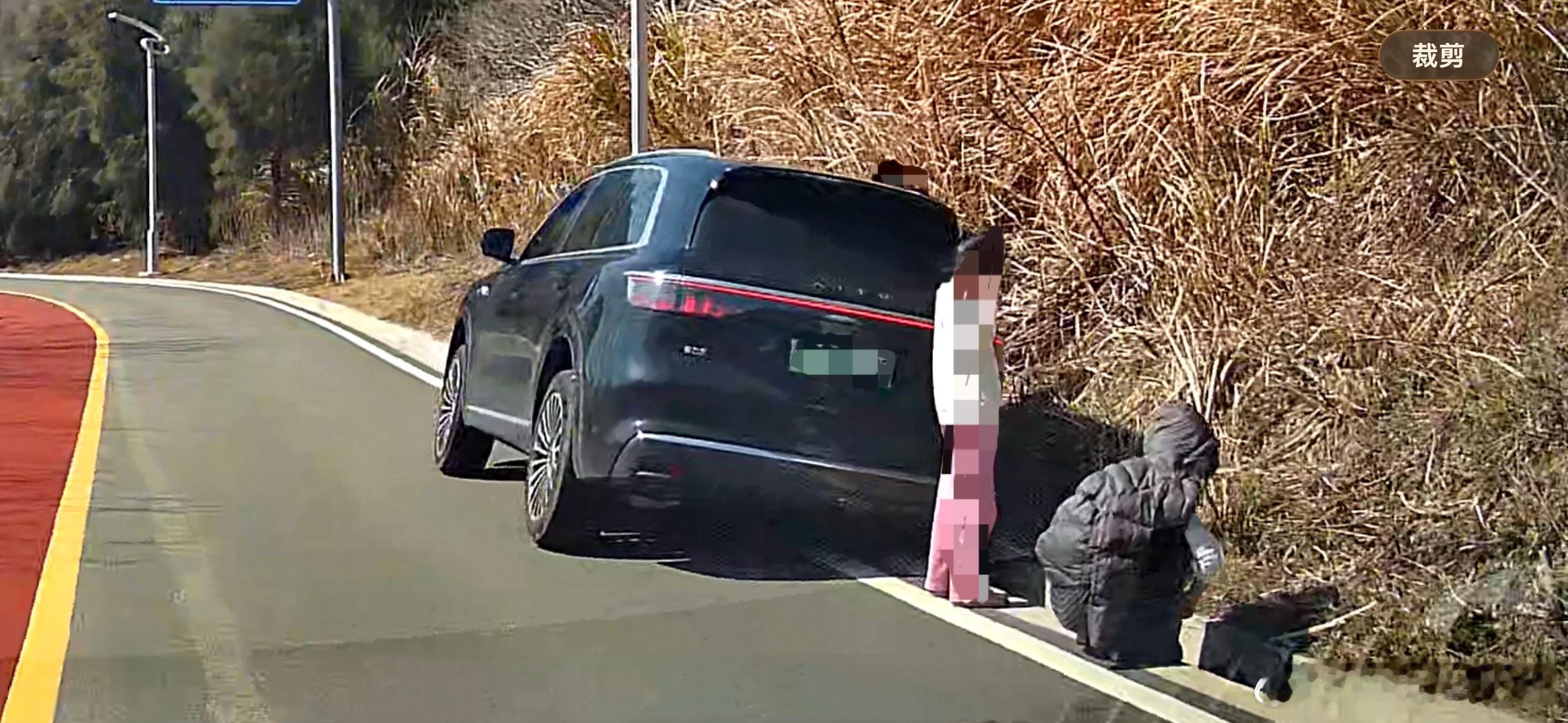 心疼这位老哥一秒，出来玩开车还是要注意安全，这小路让车一不留神就容易进沟里了春节