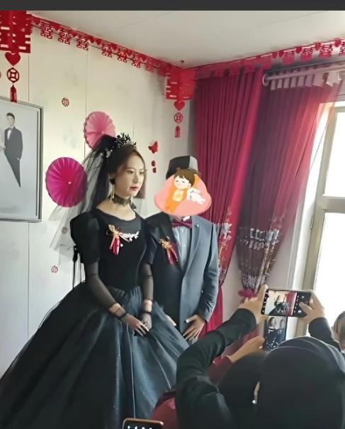 甘肃这场婚礼，28万彩礼都给了，最后却因为一套黑色婚纱，把新郎和双方父母整得全程
