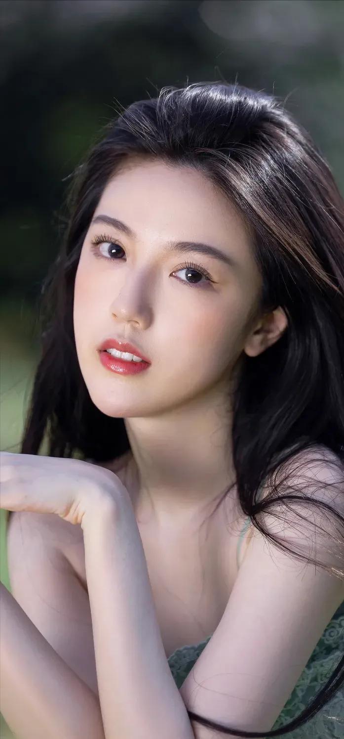 阳光下的少女，温柔而动人。