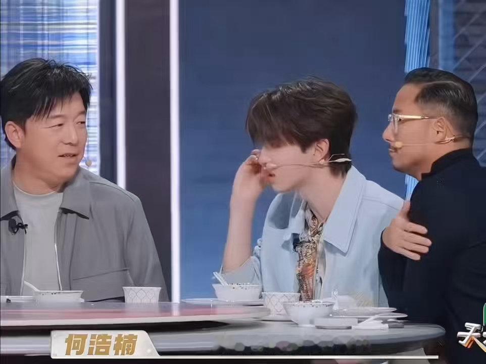 何浩楠梅干菜情结 何浩楠：这道菜不错，有梅干菜。旁人：人家主打是芋泥和猪肉。何浩