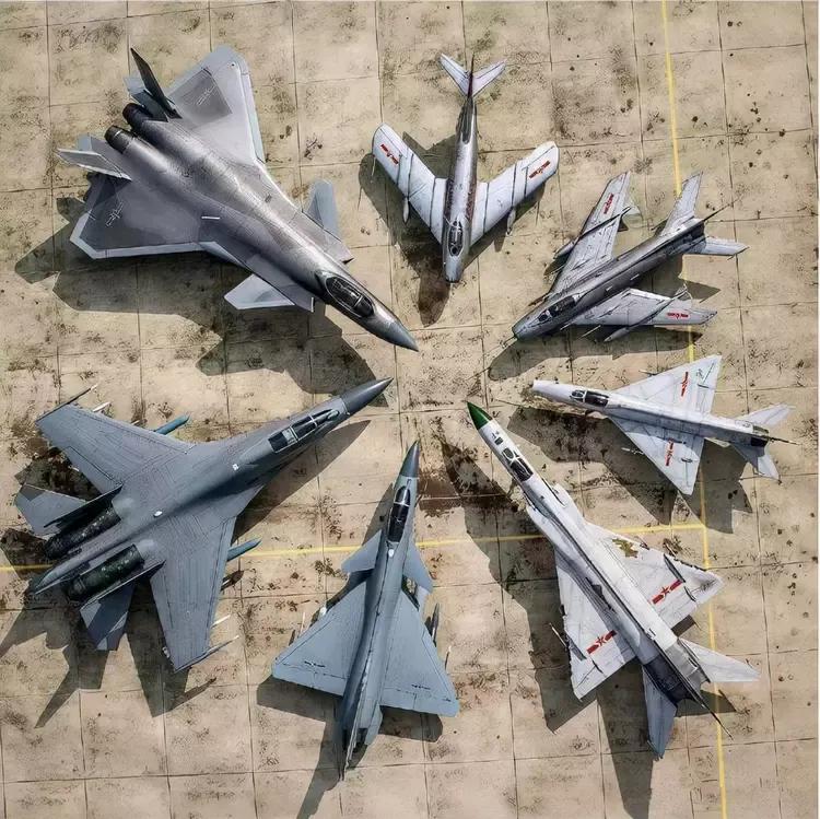 美国的一架侦察机跑到我国南海上空耀武扬威，没想到被我歼 -16战斗机从前方高速掠