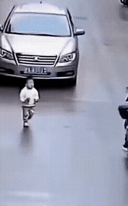 吓出一身冷汗！外卖小哥这记“本能飞扑”，直接从车轮前抢回了个娃——这哪是简单的善