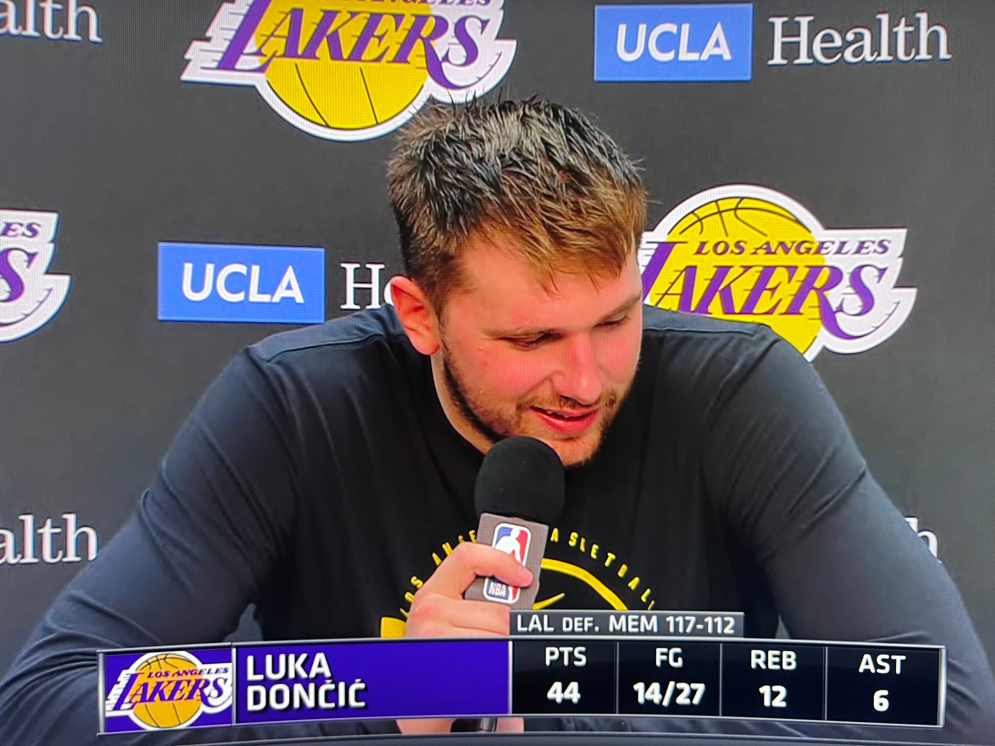 [笑cry]东契奇谈里夫斯：“他今天似乎不太愿意出手投篮，具体原因我也不清楚。”