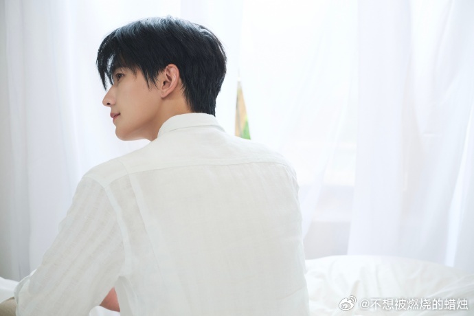 杨洋公式照 黄金比例脸 连五官间距都严丝合缝踩在美学点上，这建模脸的震撼谁看谁迷