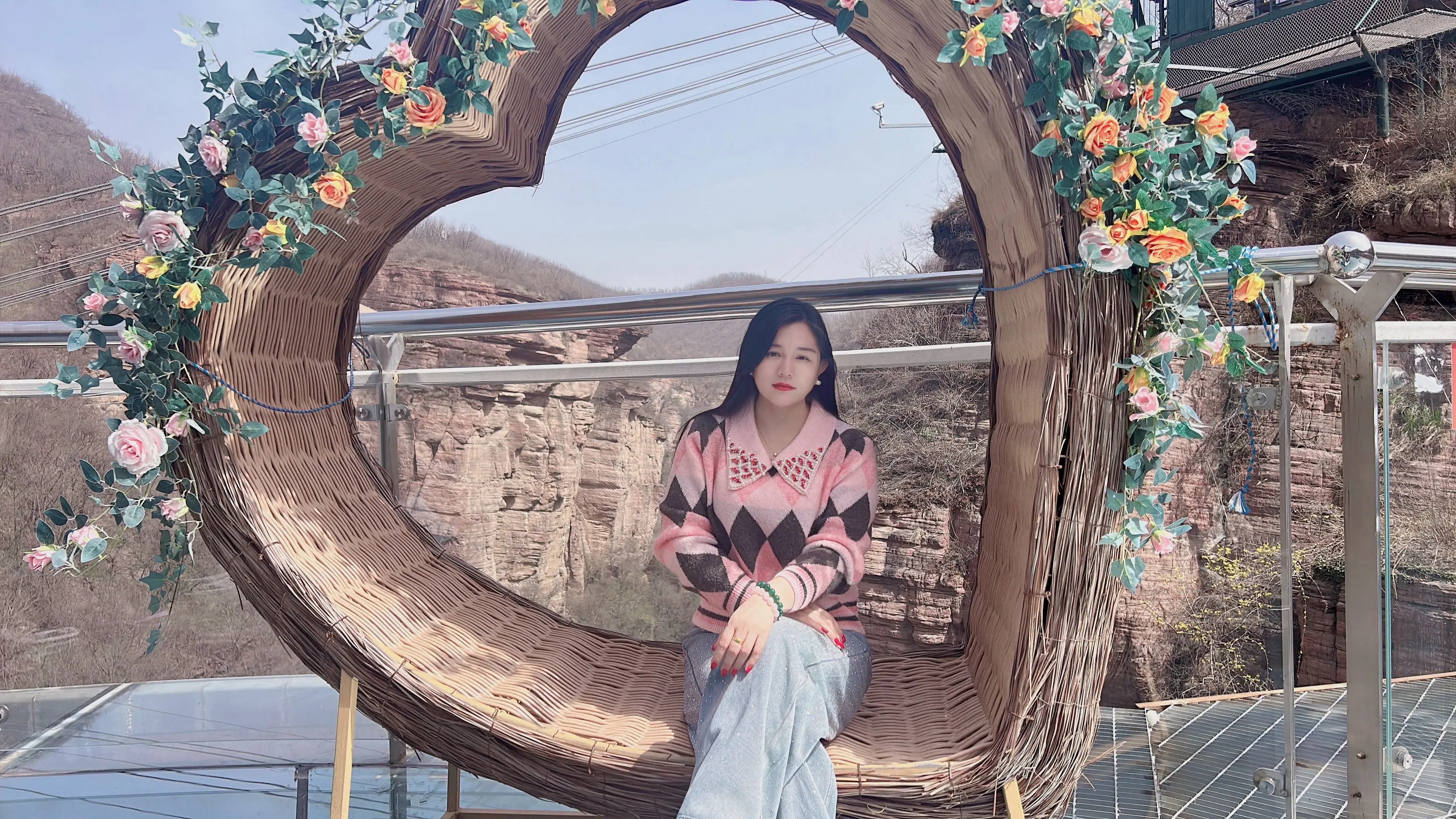 生活这趟车，有人给你糖，有人给你泼冷水，有人把你护身后，有人把你逼到疯...