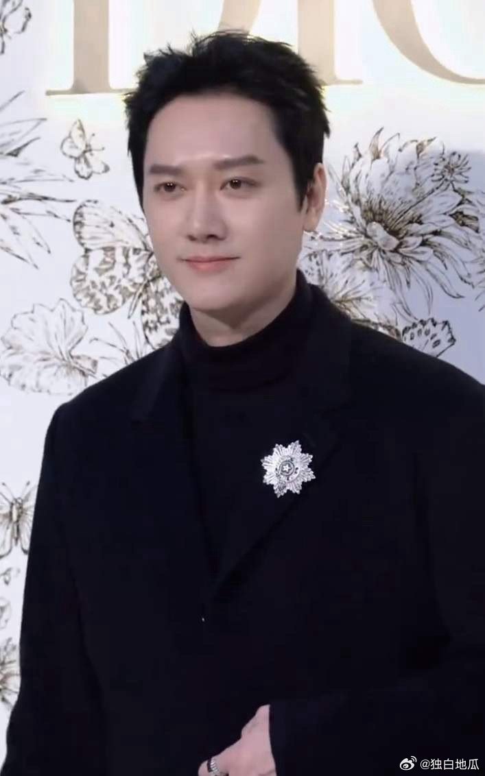 冯绍峰带女友与李治廷聚餐冯绍峰被拍到的女友是97年女演员周麟嘉，章子怡入股的那家