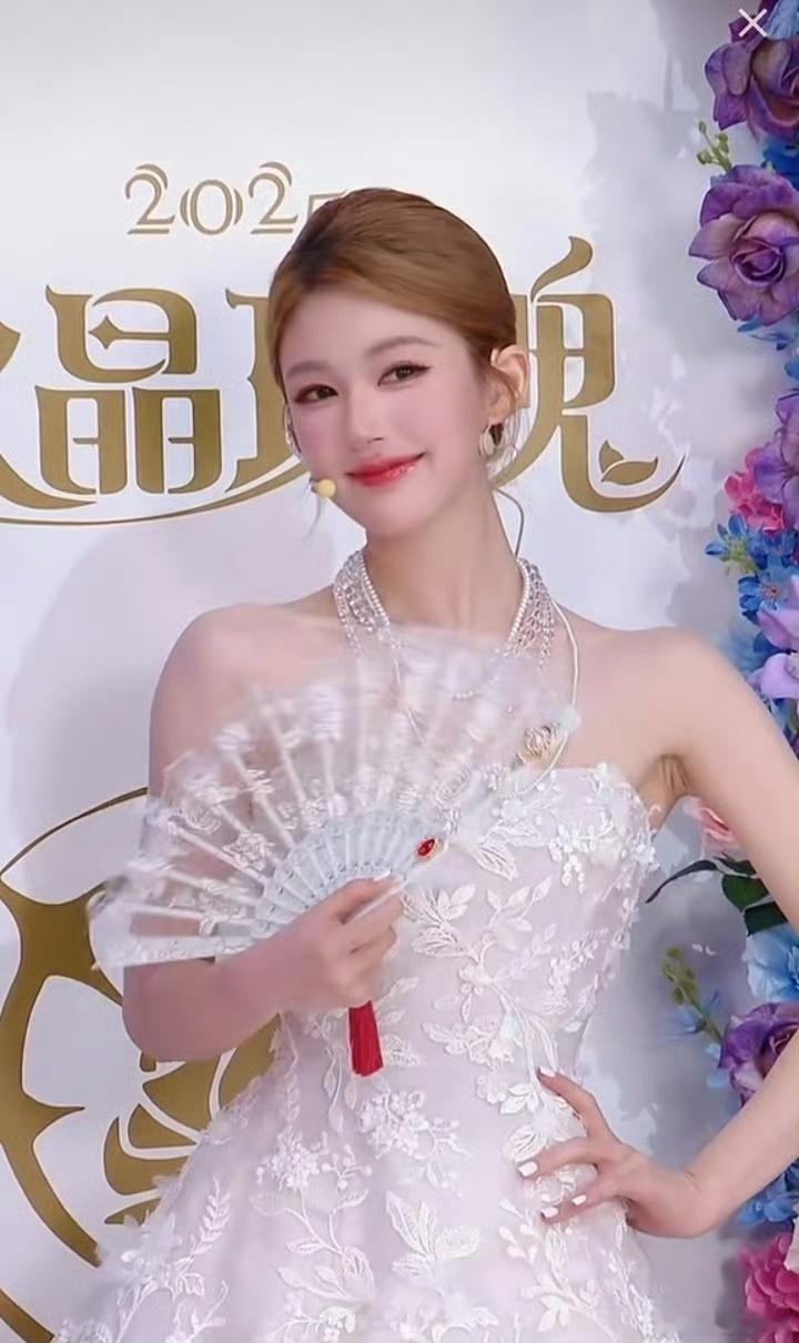 娱乐[超话]赵露思游戏直播赵露思水晶玫瑰裙赵露思水晶玫瑰裙，啊啊啊我的公主老婆 