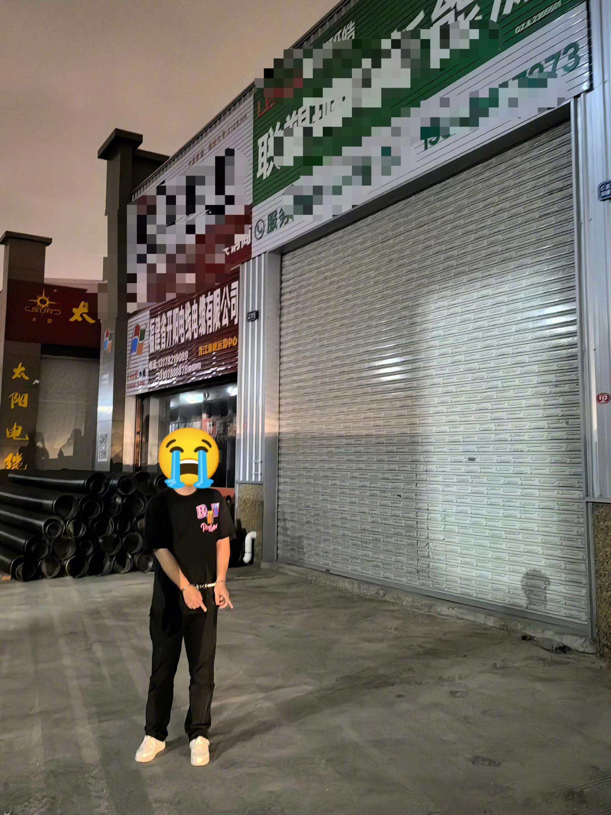 #兄弟组团拉车门盗窃福建民警快速抓获# 近日，磁灶所接到群众李先生报警称，其车内