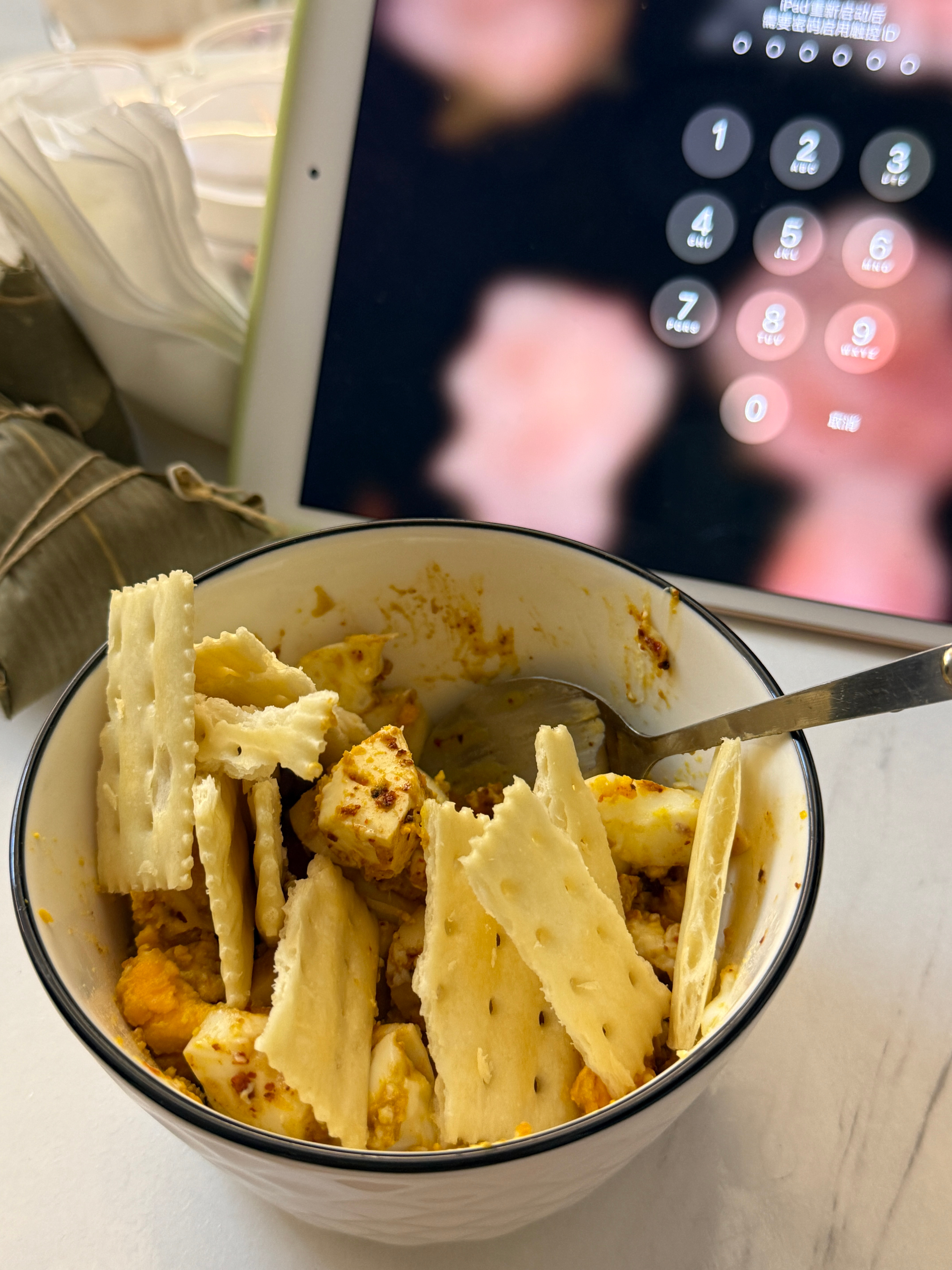 晚上嘴馋暴食鸡蛋奶酪橄榄油酱油辣椒面苏打饼干一碗下去香飞边子了混搭厨神不过如此