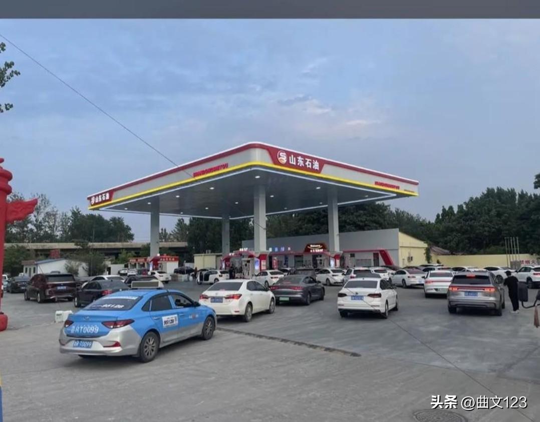 油价又涨了，不少江苏的网友说，最近都跑到山东加油了。山东私人的油一升基本能便宜一