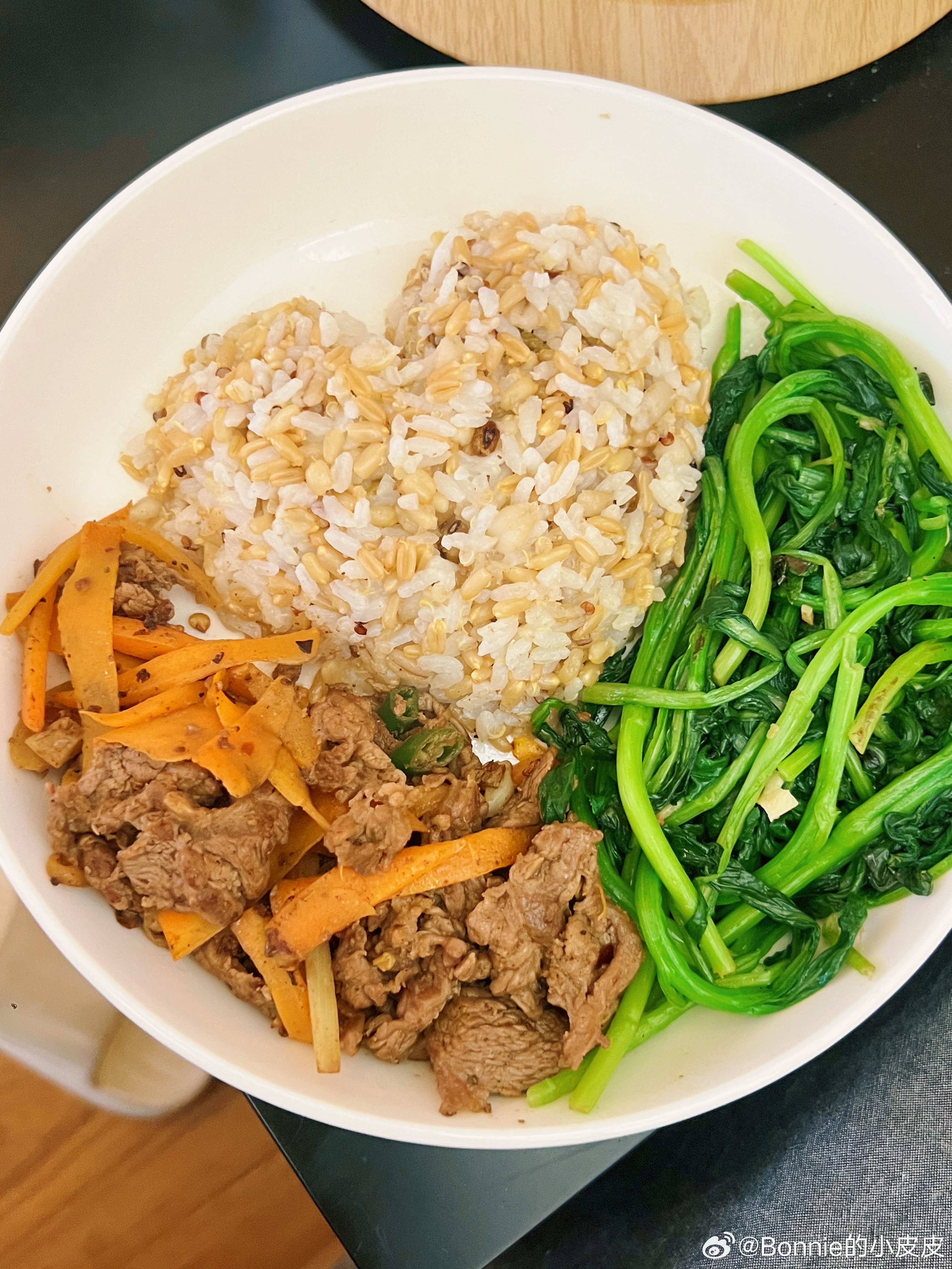 我发现人真的很容易被形式化的东西戳中啊本来嘛他送饭上来我内心就是普通的：你辛苦了