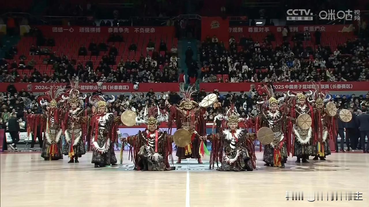 今晚吉林队这个拉拉队开场好炫酷啊[赞] ​​​这是要做法干掉辽宁啊[捂脸][捂脸