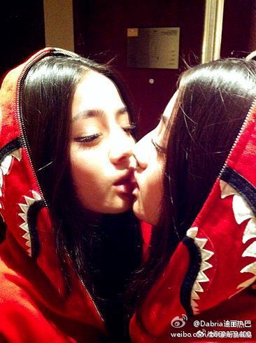 原来迪丽热巴的20岁也难熬迪丽热巴20岁时觉得自己不漂亮 热巴这就是“美而不自知