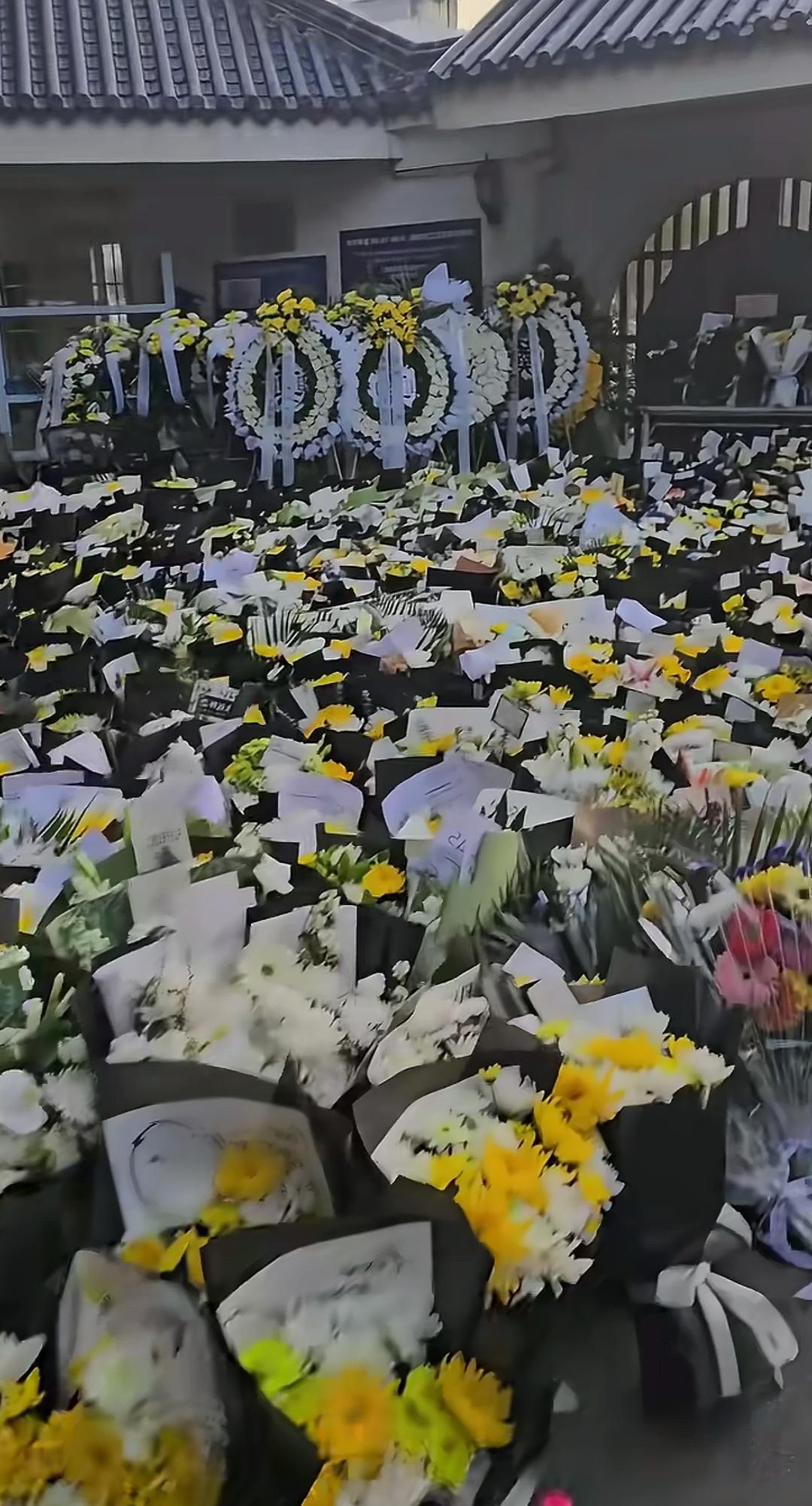 张雪峰追悼会的殡仪馆，人山人海！
这个地方很熟悉，在木东公路边上，靠近凤凰山公墓